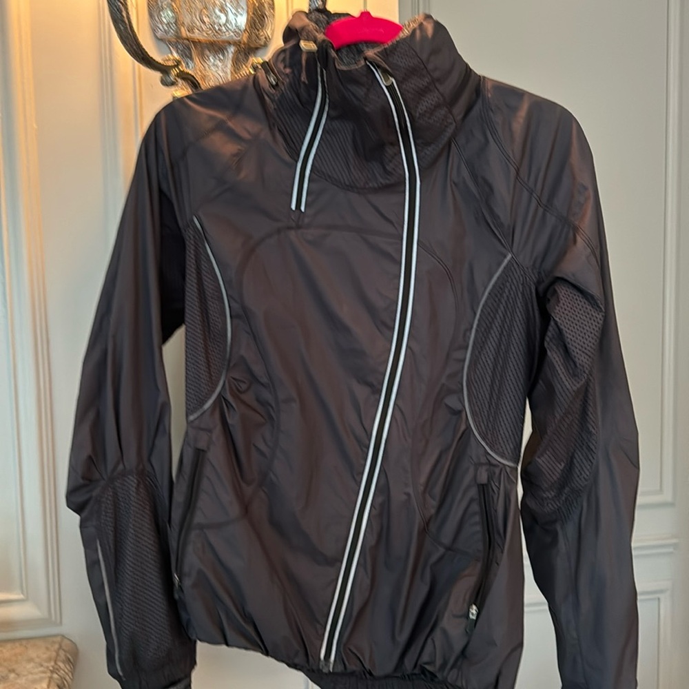 Great Condition Black Lulu lemon Run Rain Jacket Size 2 SFPF Home